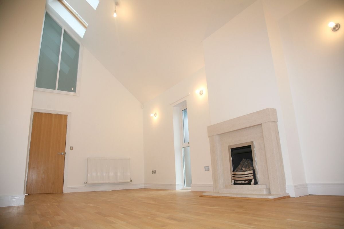 Flat Holmefield Road in Liverpool