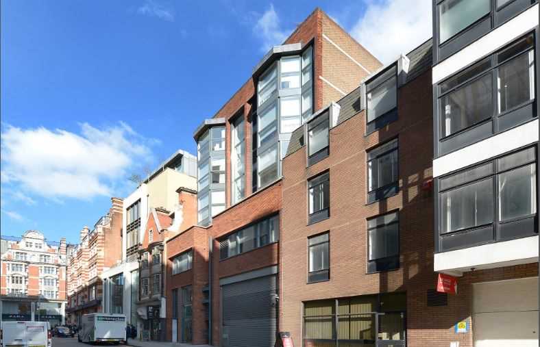 Flat Kensington Court in Greater London