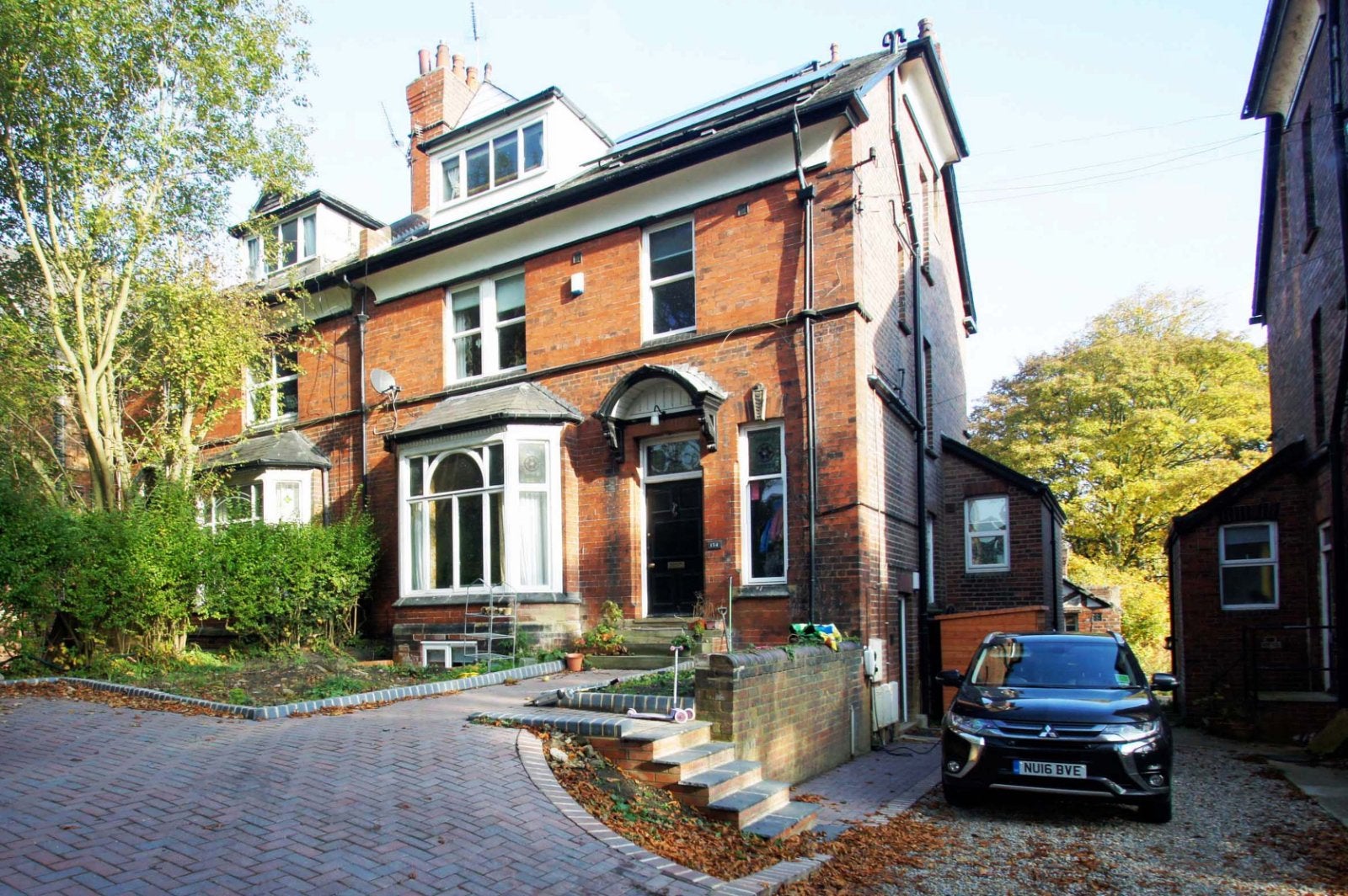 Flat Weetwood Lane in Leeds