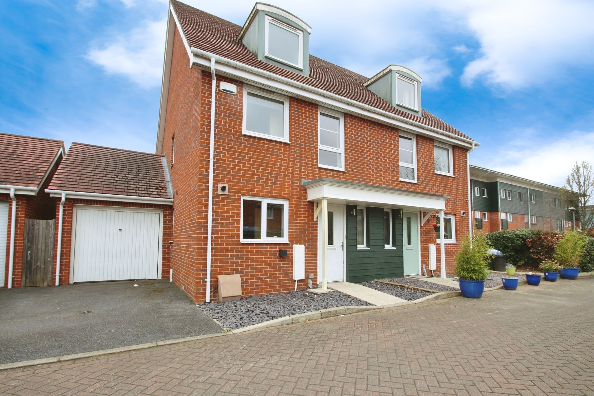 House Wraysbury Drive in Greater London