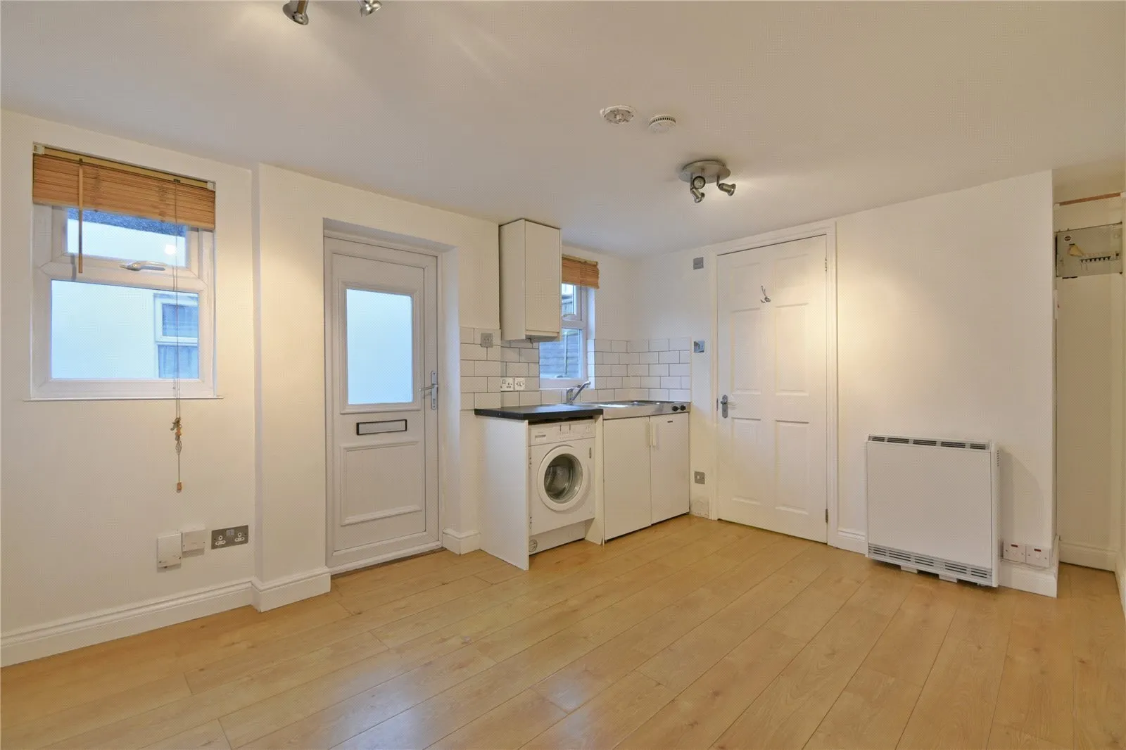 Flat Ashenden Road in Greater London