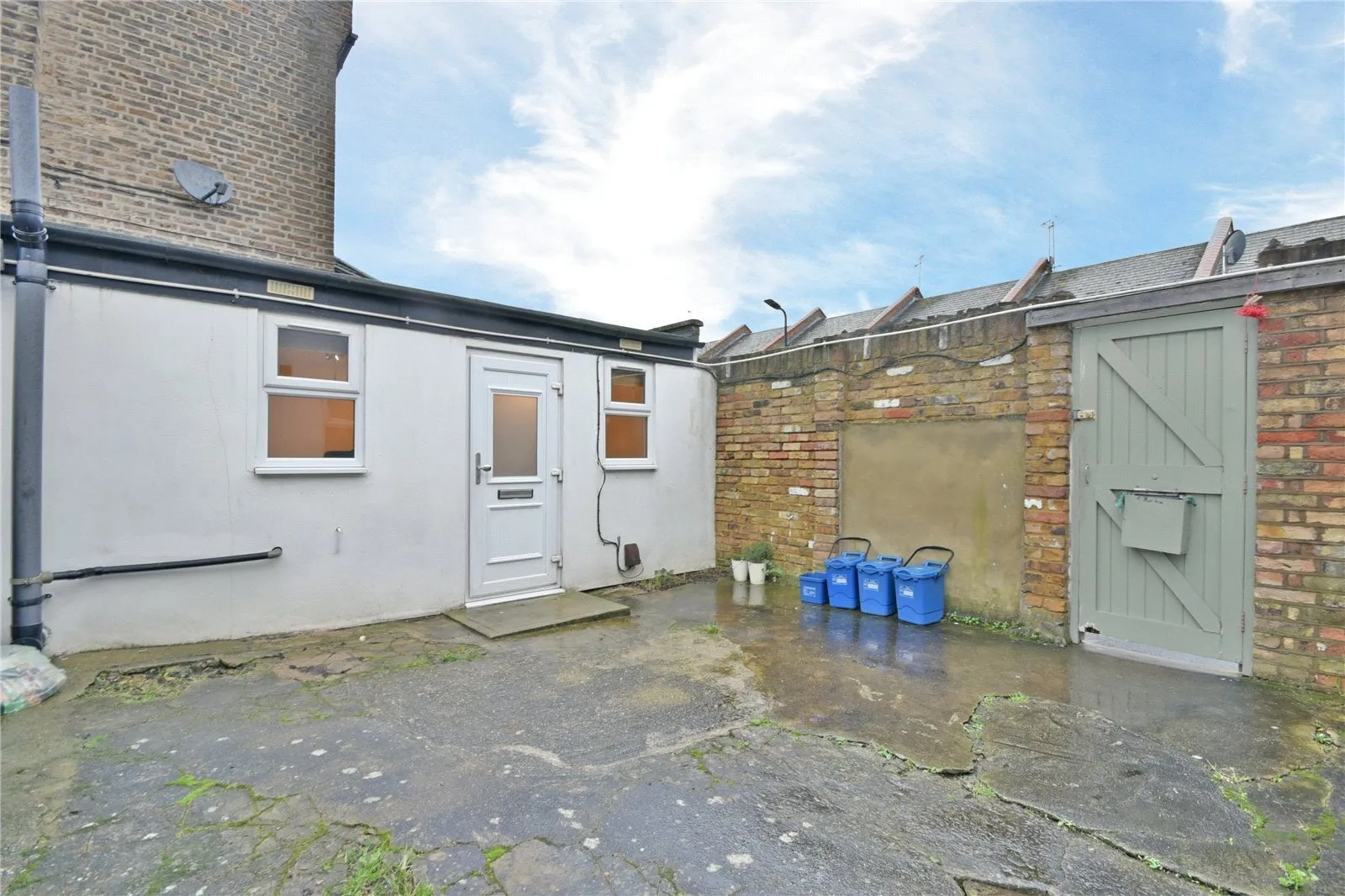 Flat Ashenden Road in Greater London