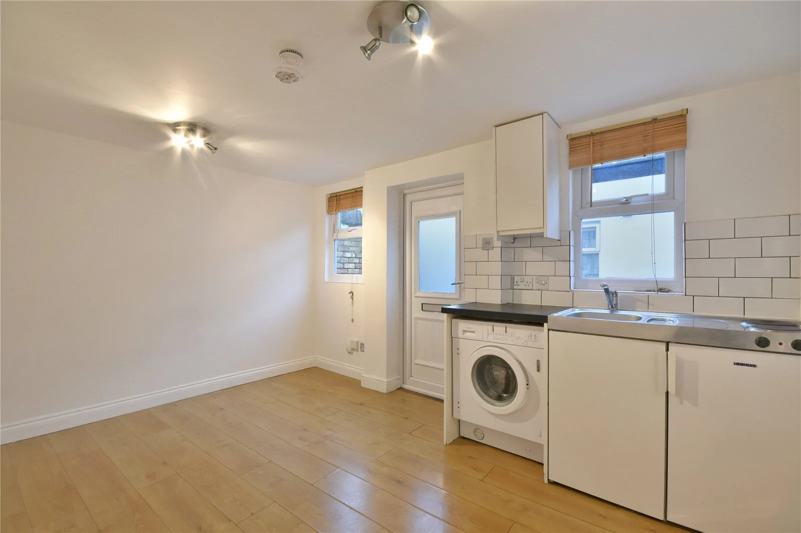 Flat Ashenden Road in Greater London