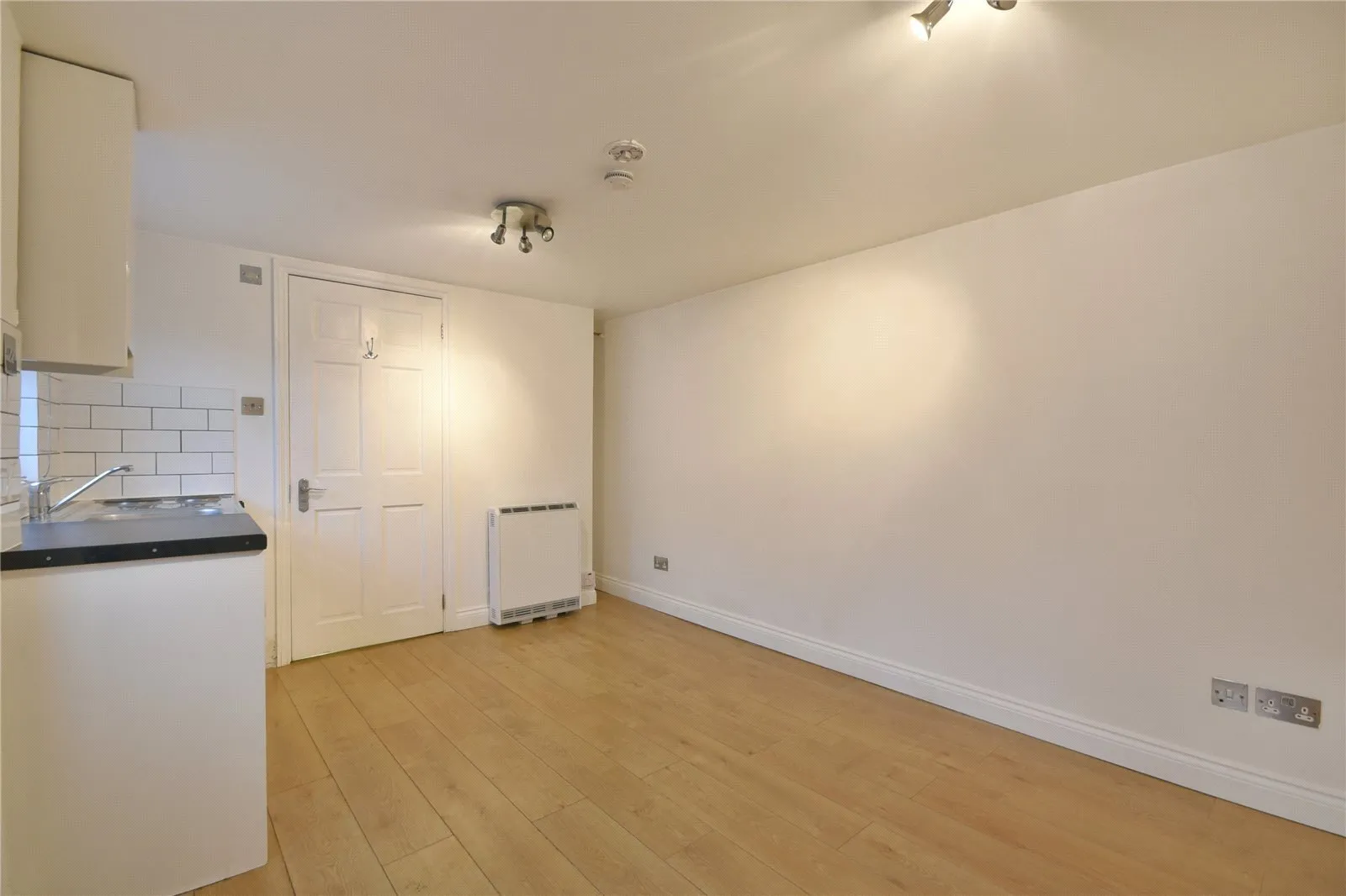 Flat Ashenden Road in Greater London