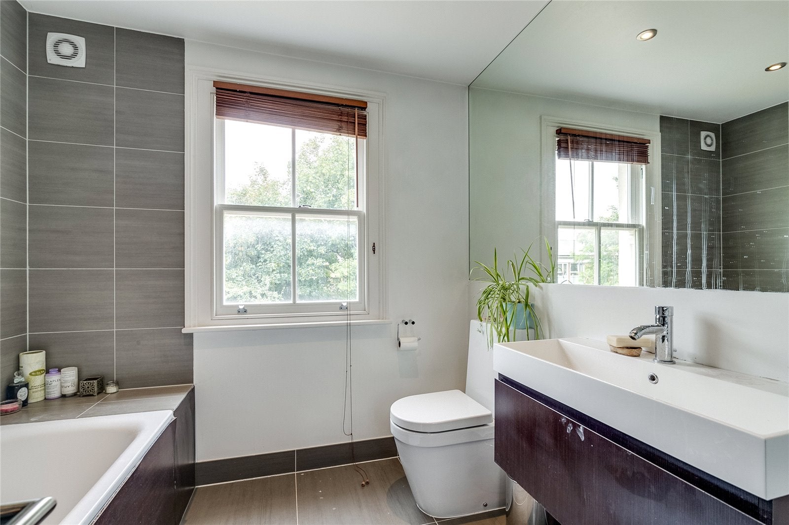 Flat Villa Road in Greater London