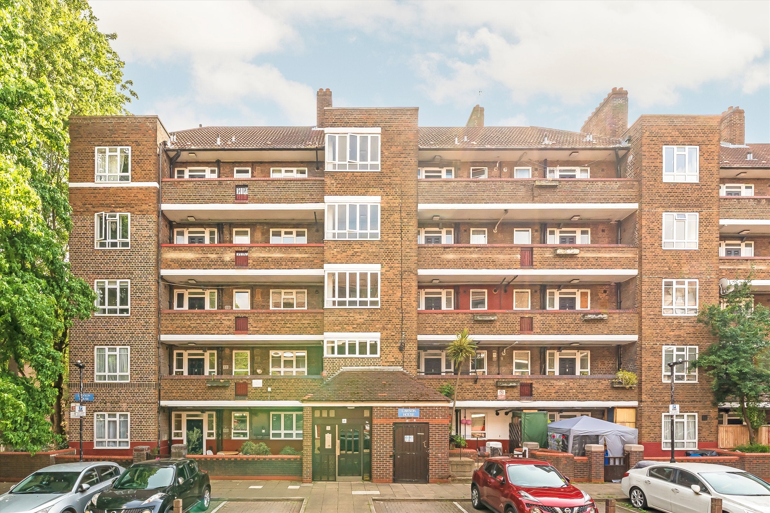 Flat Australia Road in Greater London