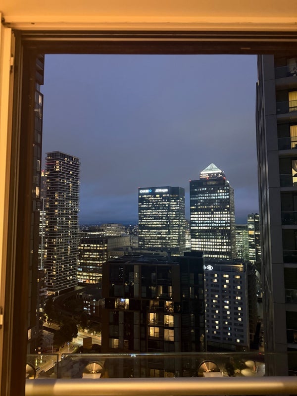 Flat Lincoln Plaza in Greater London