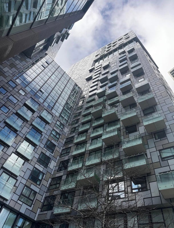 Flat Lincoln Plaza in Greater London