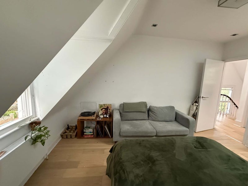 Room Hartham Road in Greater London