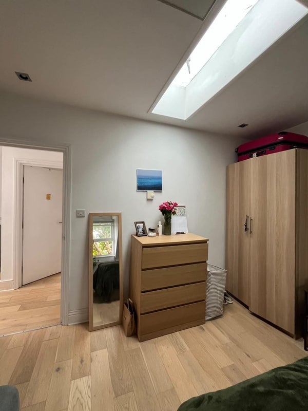 Room Hartham Road in Greater London