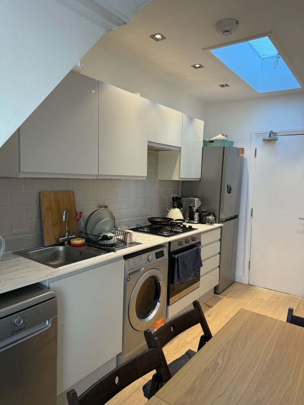 Room Hartham Road in Greater London