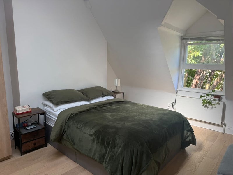 Room Hartham Road in Greater London