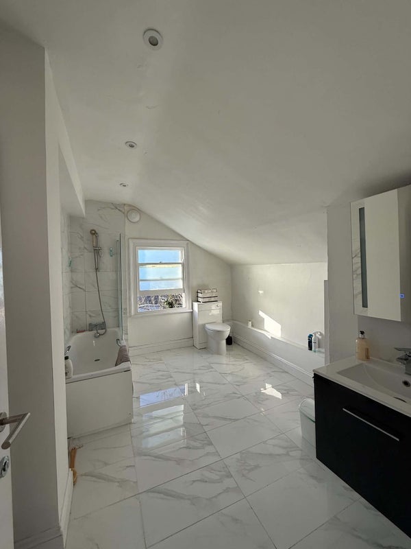 Room Hartham Road in Greater London