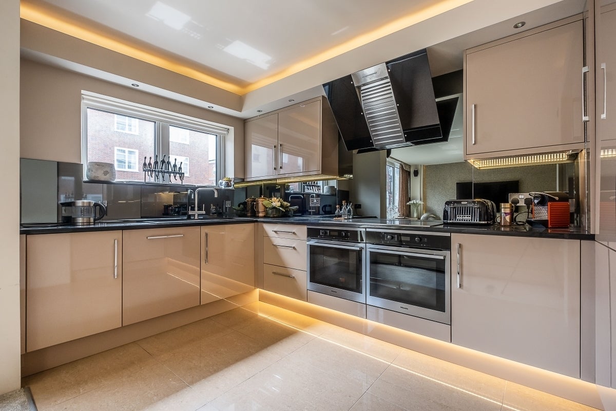 Flat Holbein Mews in Greater London