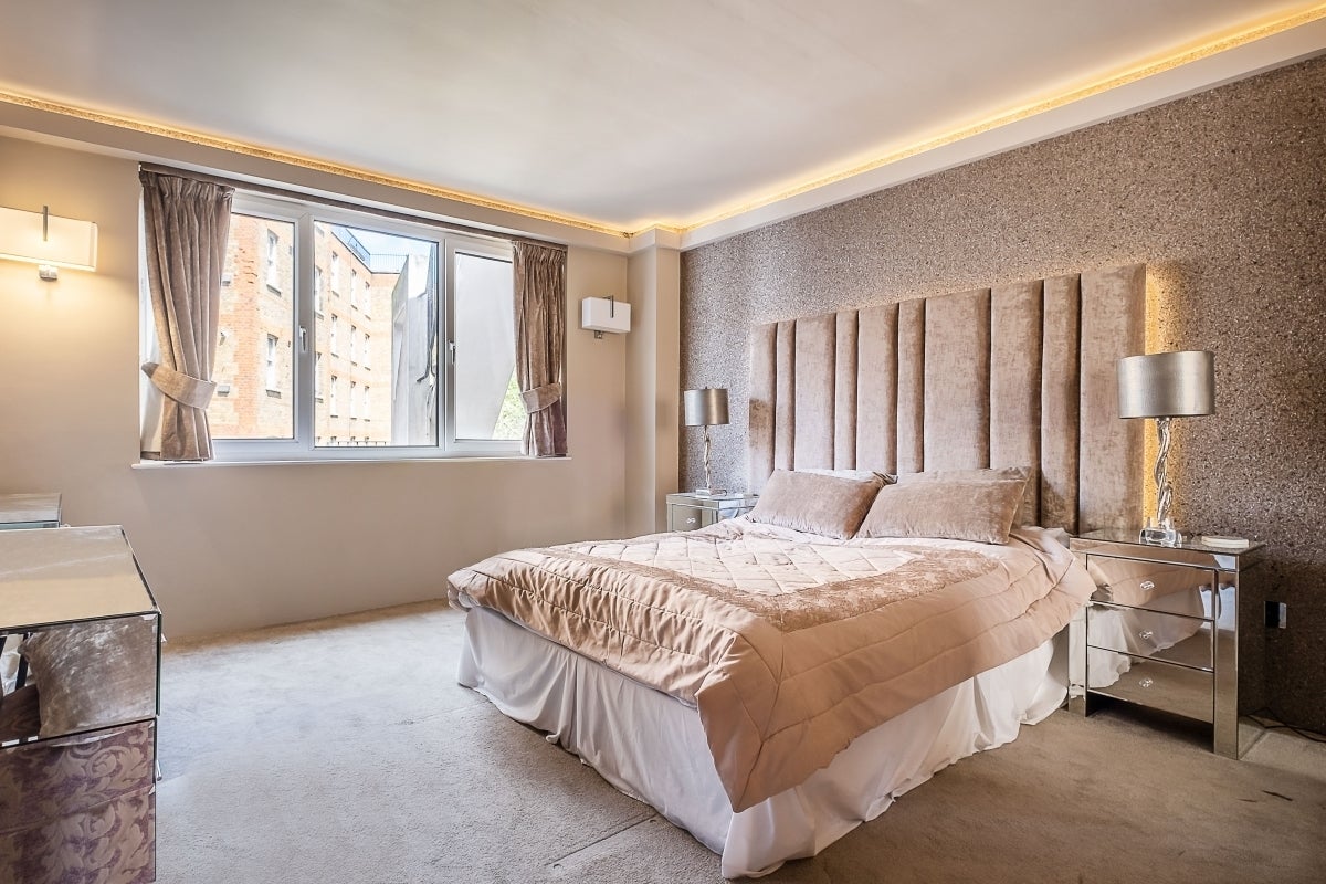 Flat Holbein Mews in Greater London