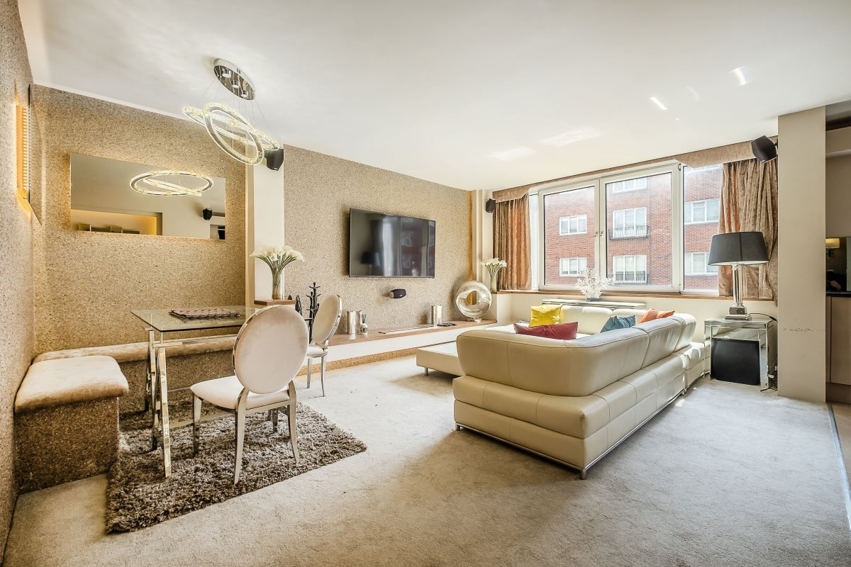 Flat Holbein Mews in Greater London