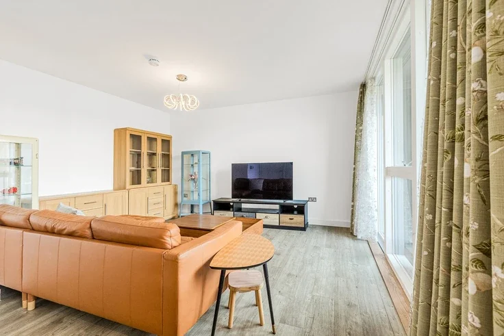 Flat Honour Lea Avenue in Greater London