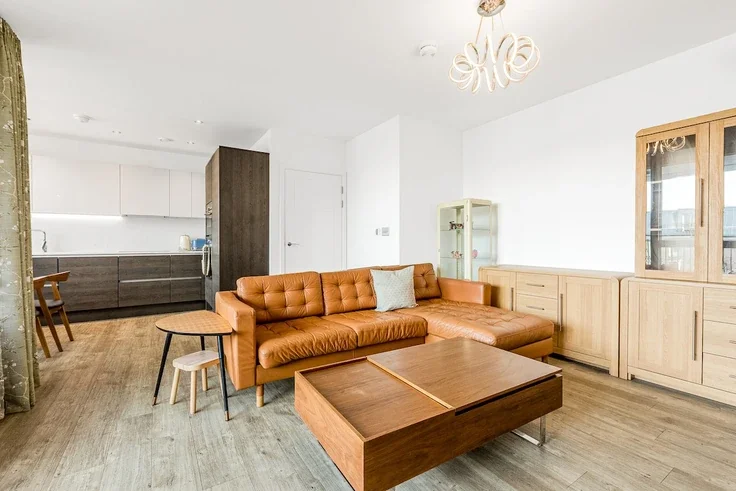 Flat Honour Lea Avenue in Greater London