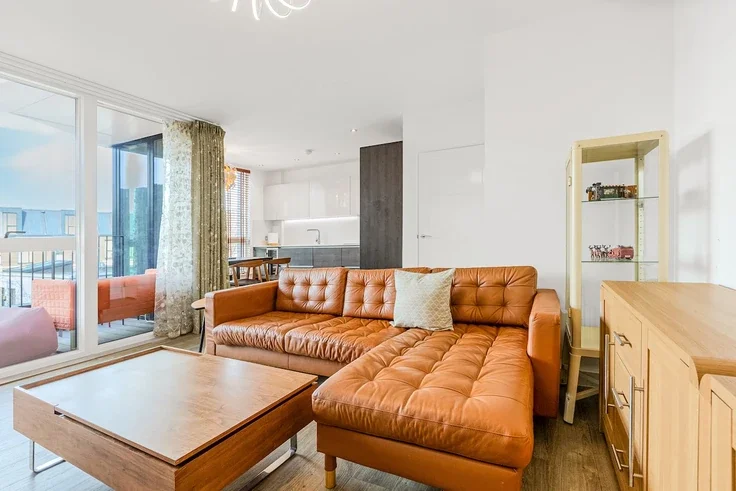 Flat Honour Lea Avenue in Greater London