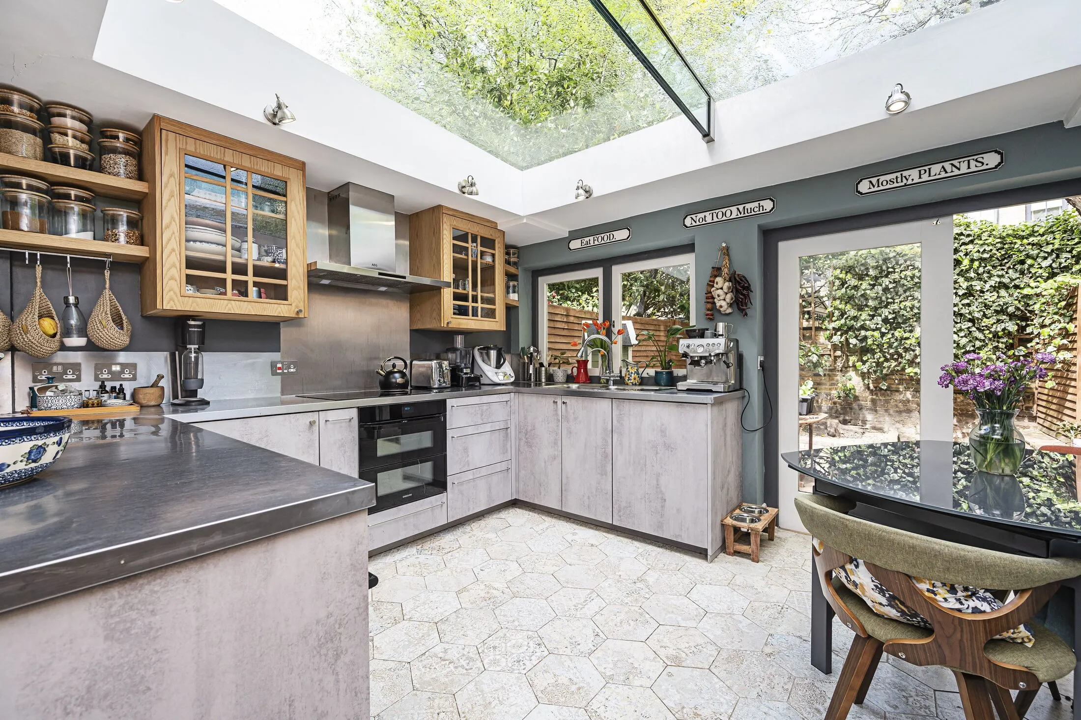 Flat Lucerne Road in Greater London
