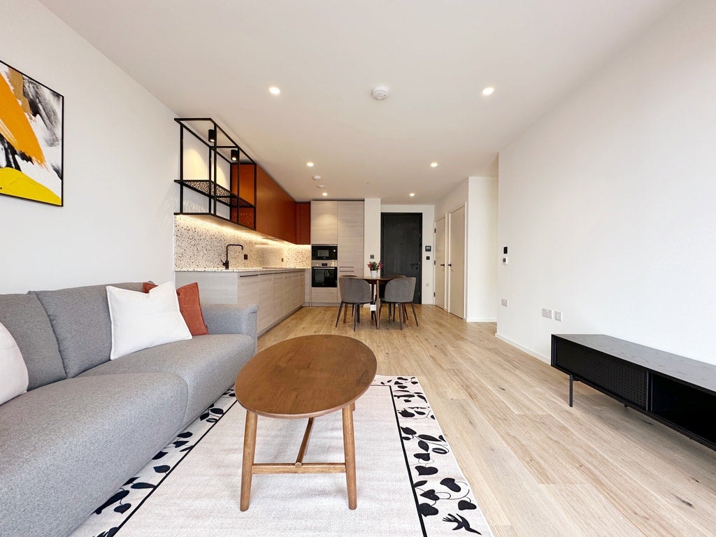 Flat Leven Road in Greater London