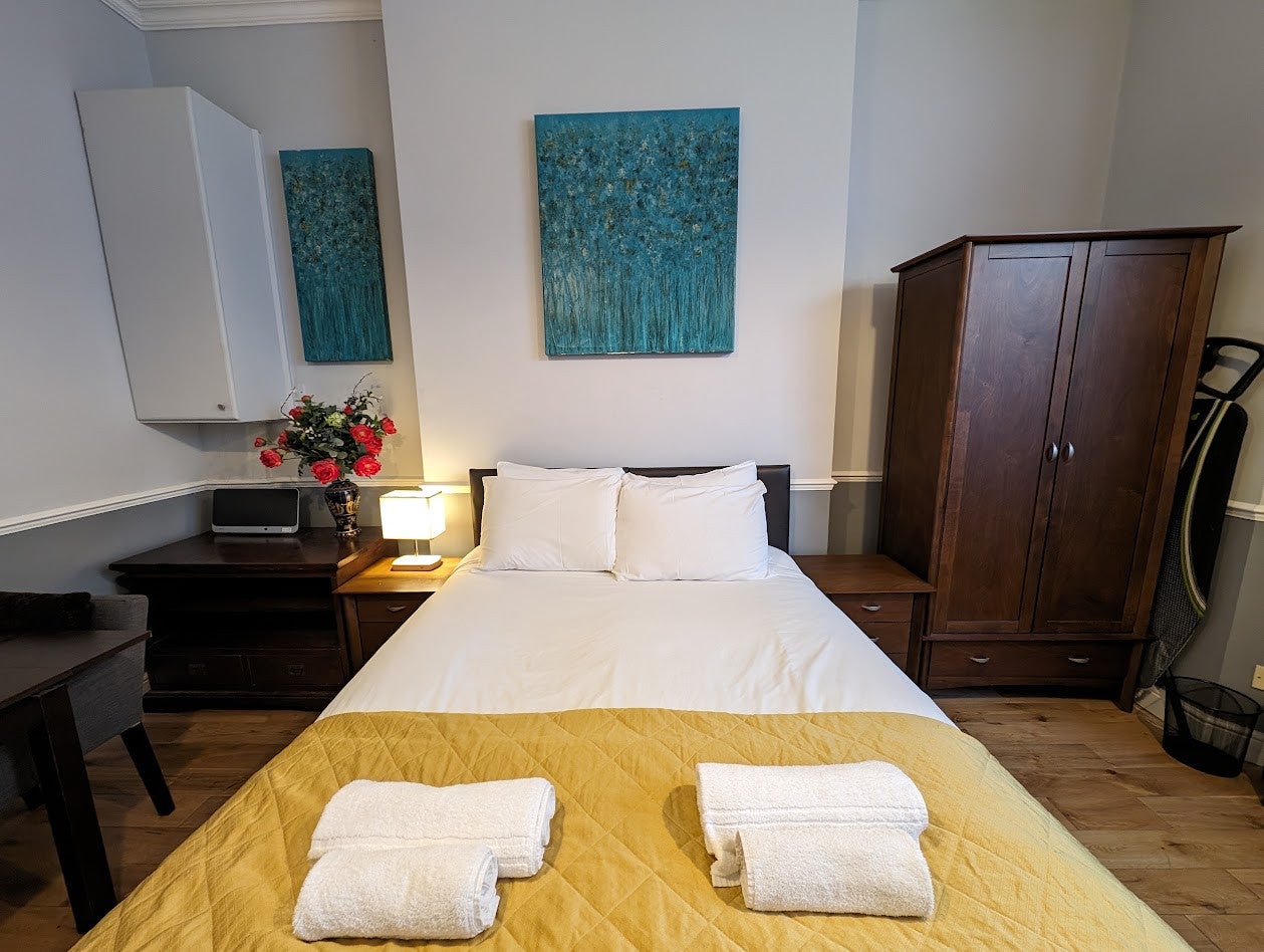 Flat Gliddon Road in Greater London