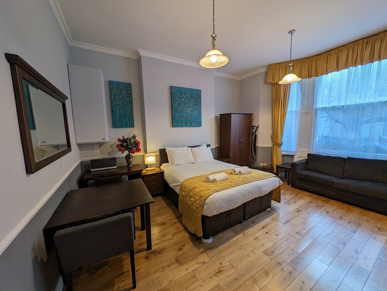 Flat Gliddon Road in Greater London