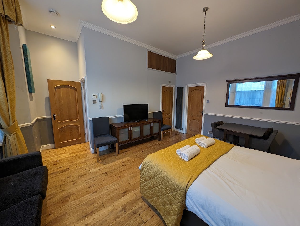 Flat Gliddon Road in Greater London
