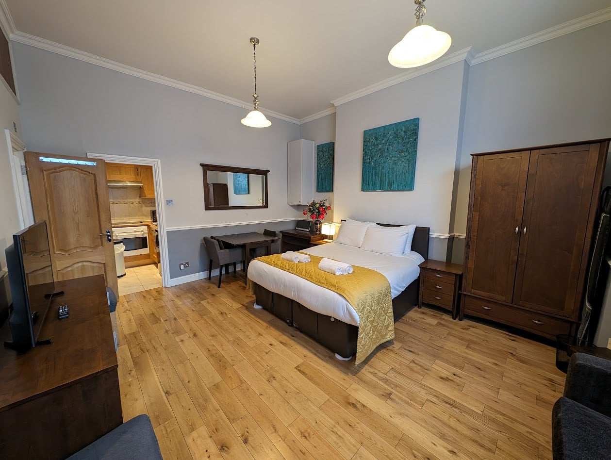 Flat Gliddon Road in Greater London