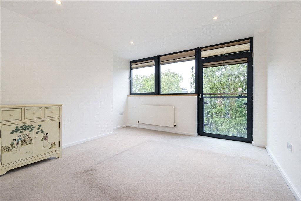 Flat Bermondsey Street in Greater London