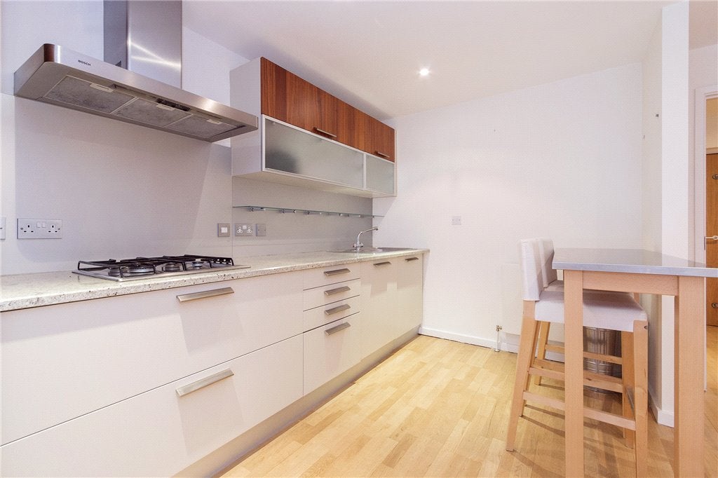 Flat Bermondsey Street in Greater London