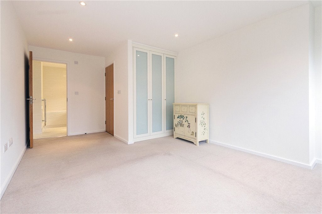 Flat Bermondsey Street in Greater London