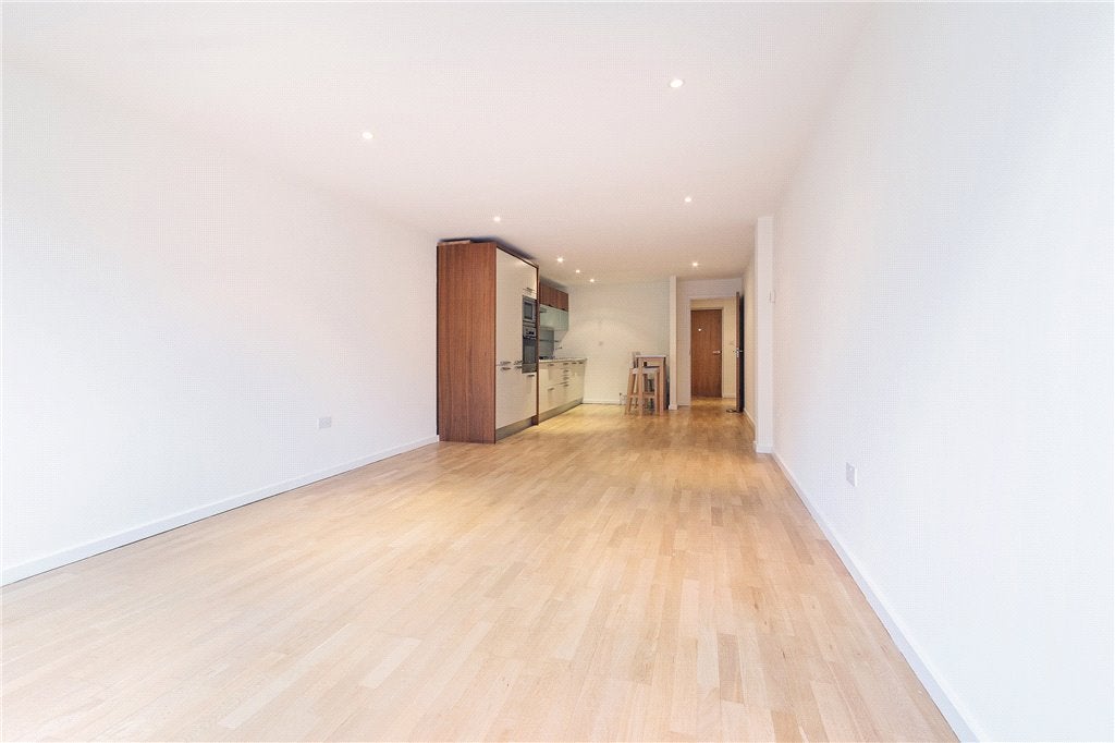 Flat Bermondsey Street in Greater London