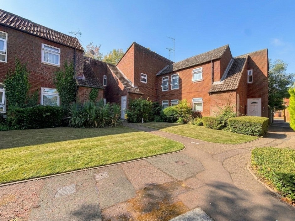 Flat Lupin Close in Greater London