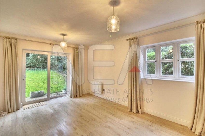 Flat Balmore Park in Reading