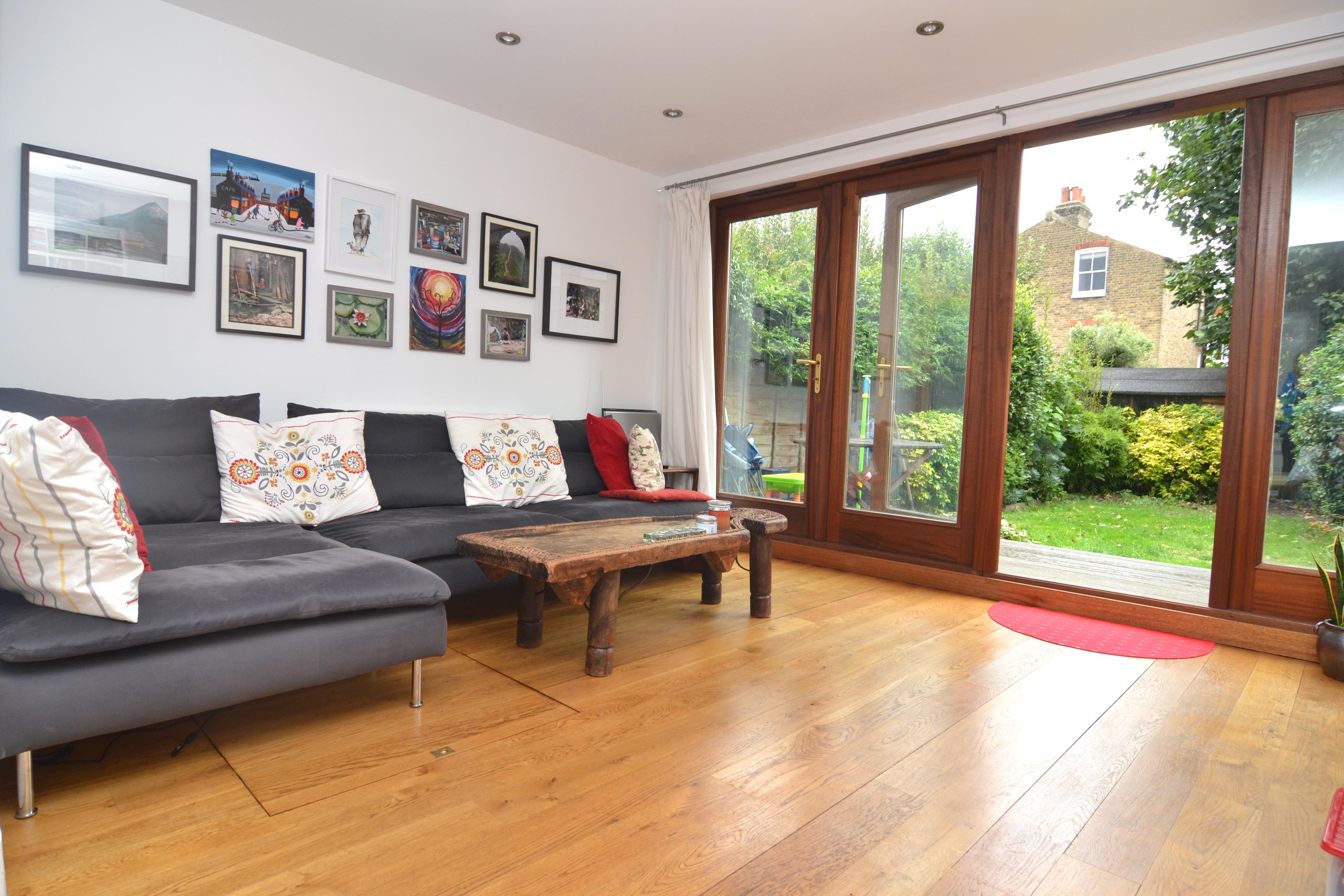 Flat Broomwood Road in Greater London