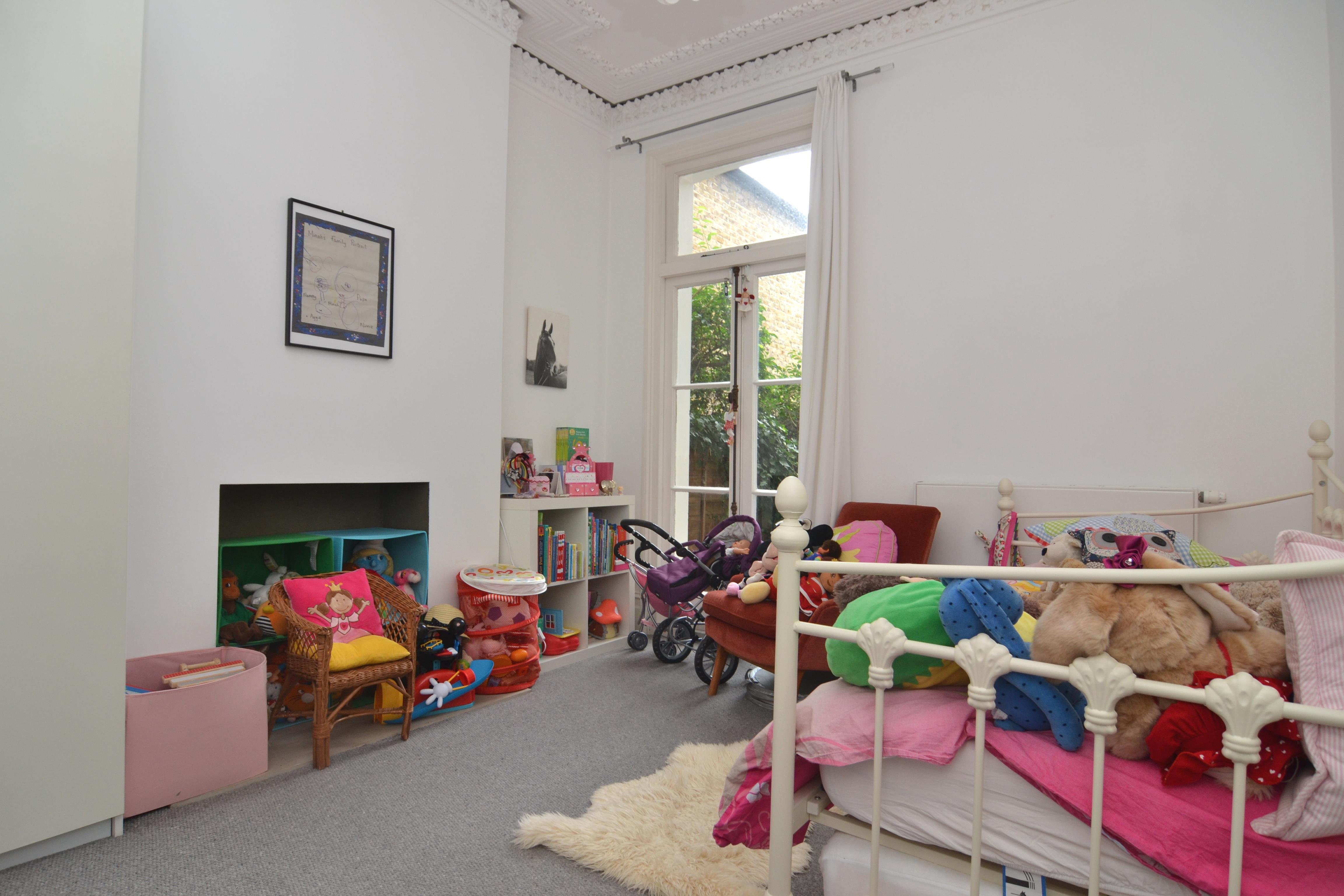 Flat Broomwood Road in Greater London