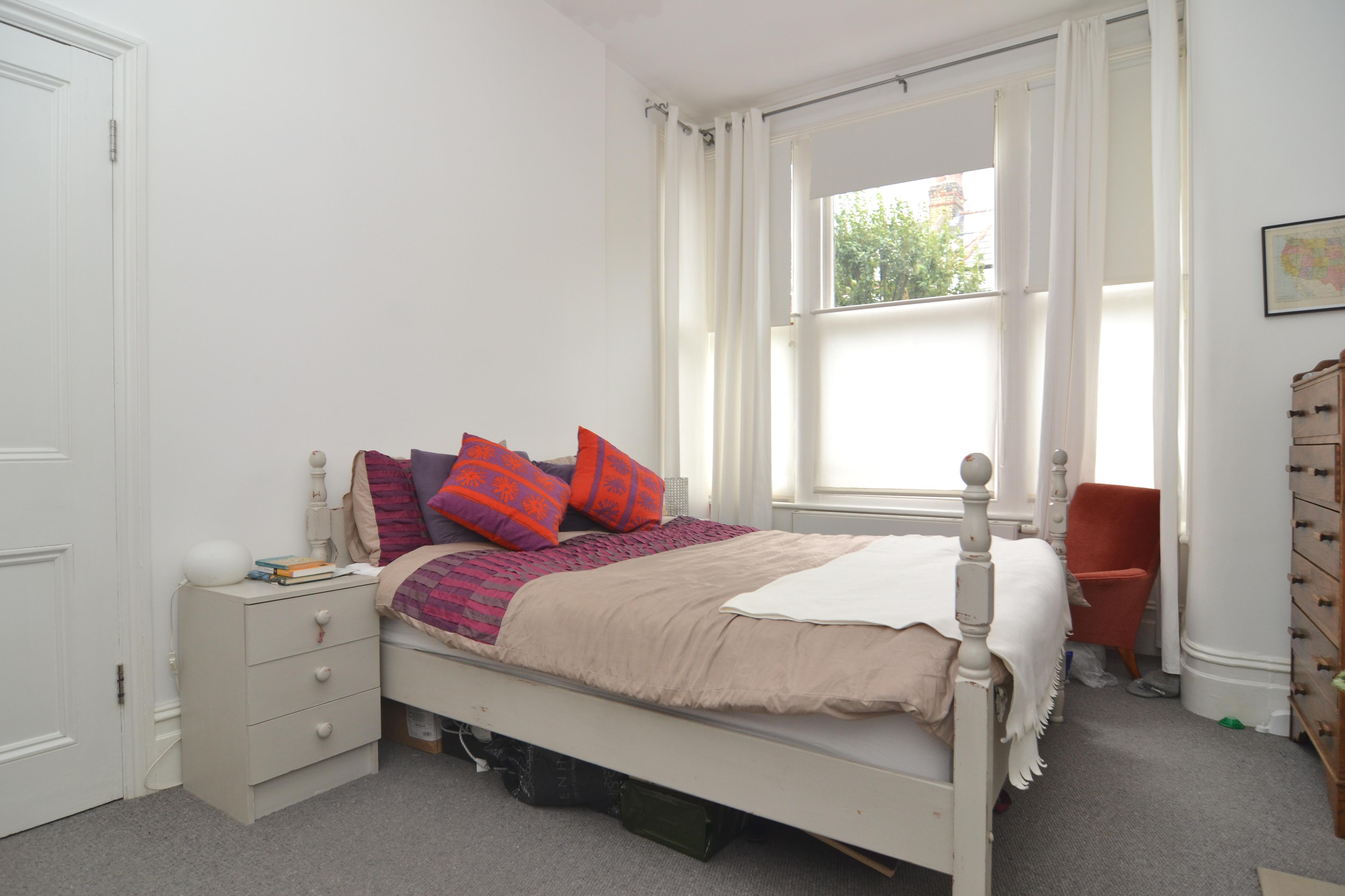 Flat Broomwood Road in Greater London