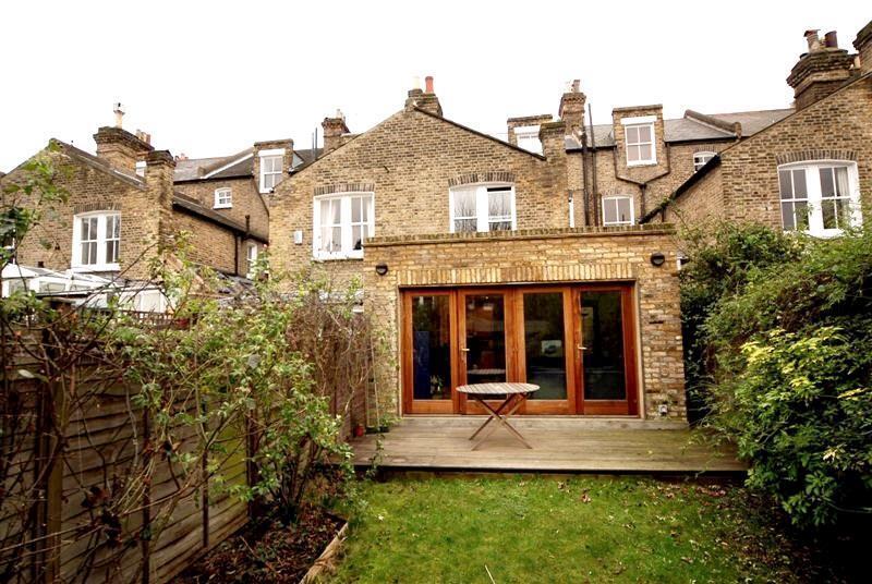 Flat Broomwood Road in Greater London