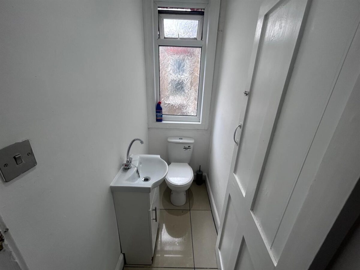 House Tenby Close in Greater London