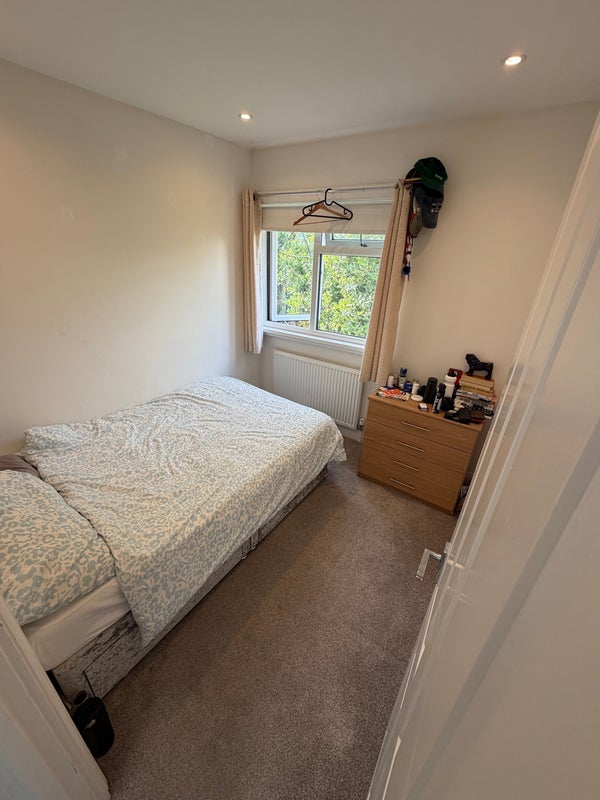 Room Rayner's Road in Greater London