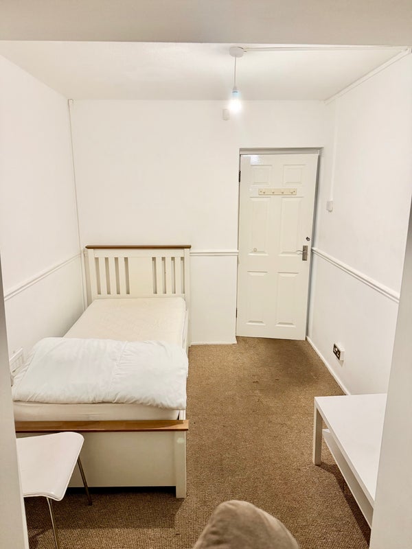 Room Mountfield Road in Greater London