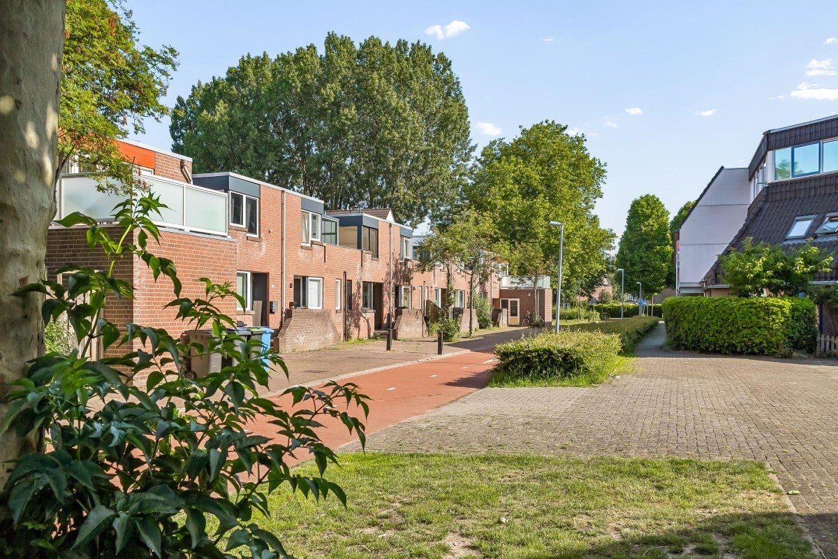 Huis Middenhof 302 in Almere