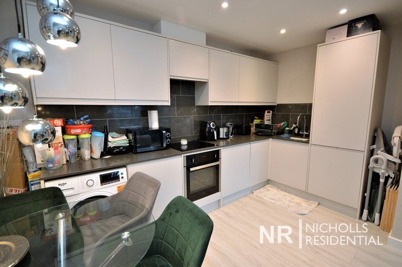 Flat Ewell Road in Greater London