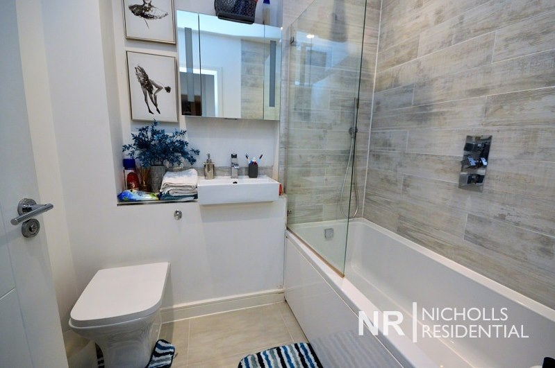 Flat Ewell Road in Greater London