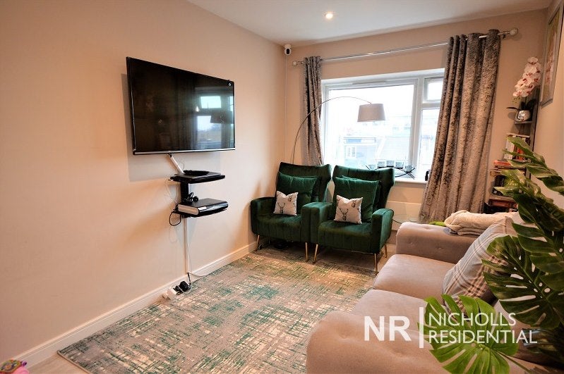 Flat Ewell Road in Greater London
