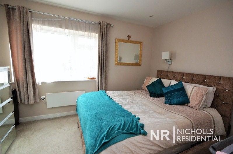 Flat Ewell Road in Greater London