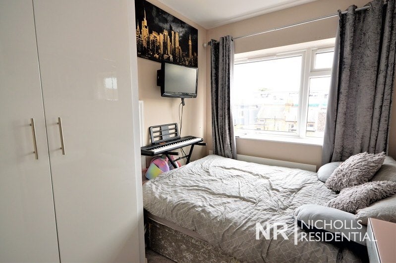Flat Ewell Road in Greater London