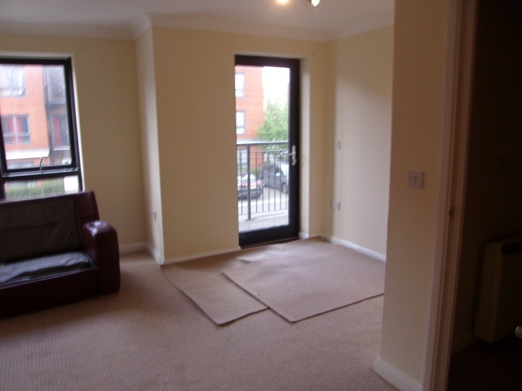 Flat Hirst Crescent in London