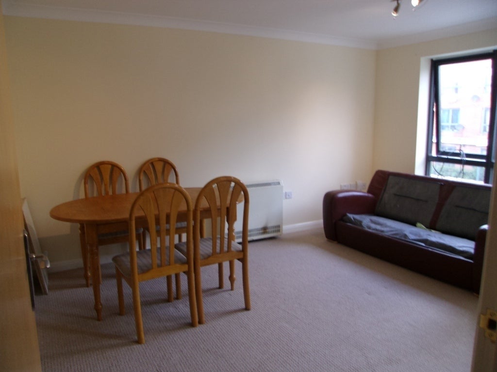 Flat Hirst Crescent in London